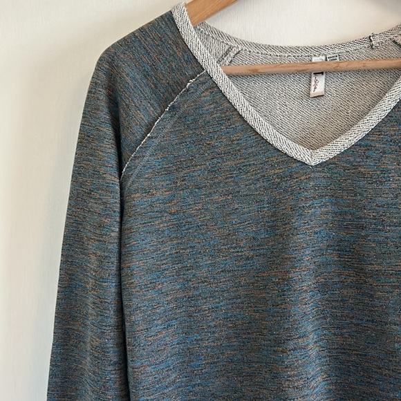 Kut from the kloth VGUC shirt blue gold heathered design, raw hem, stitching - Picture 4 of 14